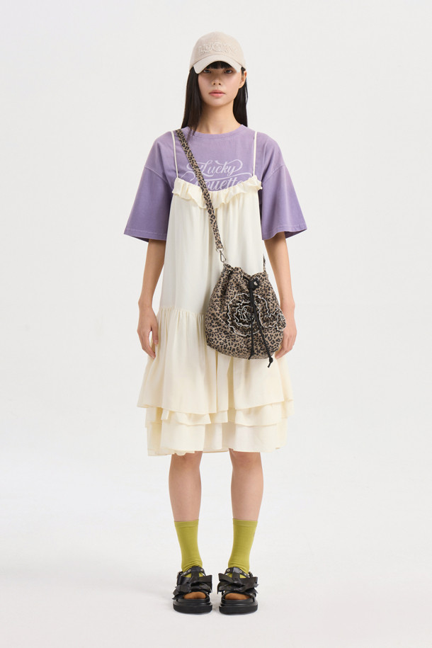 프릴 디테일 슬립 드레스 (light beige)는 모달 소재로 제작되어 부드러운 촉감이 특징인 여성용 슬립 원피스입니다. 은은한 라이트 베이지 컬러의 무지 디자인으로, 얇고 가벼운 두께감 덕분에 봄, 여름 시즌에 시원하게 착용할 수 있습니다. 어깨끈 조절이 가능하며, 셔링 & 프릴 디테일로 페미닌한 무드를 더했습니다. 데이트룩, 카페룩, 휴가룩 등 다양한 TPO에 미니멀, 로맨틱, 리조트 스타일로 연출해보세요. 루즈핏으로 편안하면서도 여성스러운 실루엣을 선사합니다.
