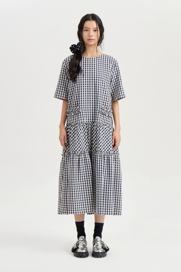 [Re-Order] Frill Colored Half Sleeve Long Dress (navy)는 시원한 촉감의 네이비 컬러 원피스로, 여름철 캐주얼 스타일을 연출하기에 좋습니다. 라운드넥에 A라인 핏, 반소매 맥시 기장으로 편안하면서도 여성스러운 실루엣을 선사합니다. 양쪽 포켓과 셔링 디테일, 뒷넥 배색 리본으로 포인트를 더했으며, 안감이 있어 비침 걱정 없이 착용 가능합니다.
