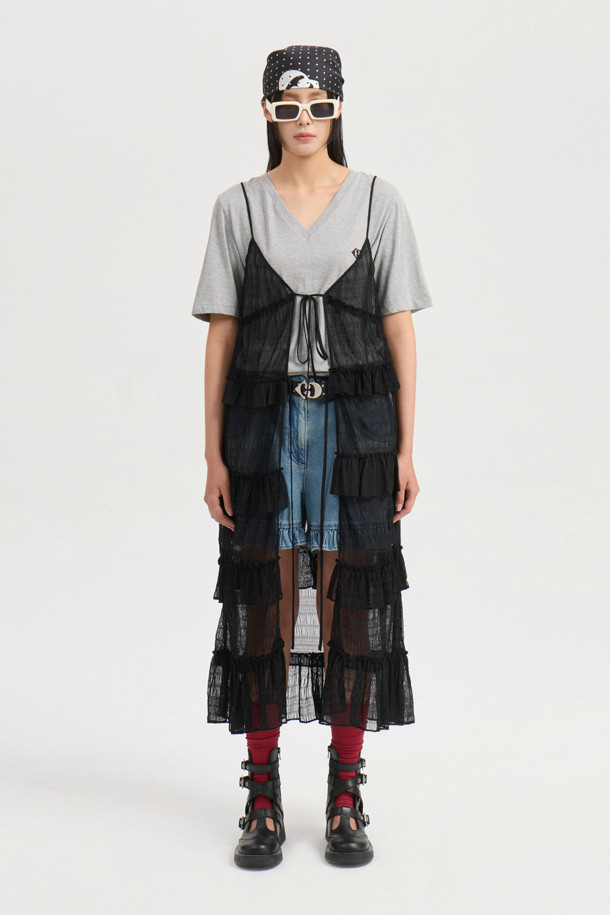 [Re-Order] Sleeveless Frill Dress (black)는 시폰과 레이스 소재로 부드러운 촉감과 얇은 두께감이 특징인 여성 레이어드 원피스입니다. 블랙 컬러의 무지 디자인에 브이넥, 루즈핏, 민소매, 티어드 치마타입으로 시원하고 캐주얼한 스타일을 연출하며, 러플 디테일, 비대칭 디자인, 시스루 스타일로 포인트를 더했습니다. 봄, 여름, 가을 계절에 데일리룩으로 활용하기 좋습니다.

