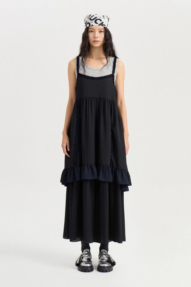 Coloration 프릴 레이어링 드레스 (블랙)는 유니크하고 캐주얼한 스타일을 연출하는 여성용 레이어드 원피스입니다. 부드러운 폴리 크레이프 소재로 제작되어 깔끔한 촉감을 선사하며, A라인 치마 핏으로 편안한 착용감을 제공합니다. 라운드넥과 민소매 디자인으로 시원하며, 블랙 컬러에 러플 디테일과 컬러 배색이 포인트로 더해져 세련된 느낌을 줍니다. 데이트룩이나 카페룩에 적합하며, 캐주얼, 미니멀, 시크한 스타일을 즐기는 분들께 추천합니다. 옆 지퍼 디테일로 편안하게 착용할 수 있습니다.
