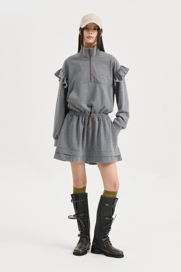 멜란지 그레이 색상의 숄더 러플 하이넥 원피스입니다. 부드러운 쮸리 소재로 제작되어 편안한 착용감을 선사하며, 루즈핏으로 활동성을 높였습니다. 어깨 러플 디테일과 허리 스트링, 스커트 밑단 레이어드가 디자인의 특징이며, 레터링 와펜으로 포인트를 더했습니다. 하이넥 디자인과 긴 소매, 미니 기장으로 캐주얼하면서도 스포티한 느낌을 연출하며, 동네 마실룩이나 데이트룩에 적합합니다. 허리 스트링으로 실루엣 조절이 가능하며, 오버 니삭스와 운동화를 매치하여 스타일리시하게 연출해보세요.
