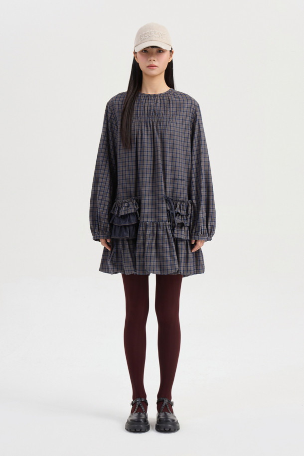 포켓 포인트 체크 미디 드레스 (멀티 컬러)는 페미닌하고 유니크한 매력을 선사하는 여성용 미디 원피스입니다. 데님 소재의 체크 패턴으로 클래식하면서도 로맨틱한 스타일을 연출하며, 긴 소매와 여유로운 핏으로 편안함을 더했습니다. 앞뒤 가슴 셔링 디테일과 포켓, 리본 장식으로 포인트를 더했으며, 뒤 중심 지퍼로 간편하게 착용할 수 있습니다. 데이트룩, 카페룩, 모임룩 등 다양한 TPO에 활용 가능한 스마트 캐주얼 스타일의 원피스입니다.
