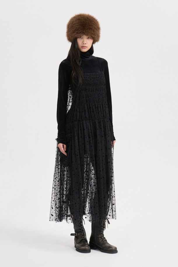 도트 플로킹 슬립 드레스 (블랙)는 부드러운 벨벳 소재에 도트 무늬가 더해져 우아하고 로맨틱한 분위기를 연출하는 슬립 원피스입니다. 스퀘어 넥과 민소매 디자인으로 여성스러운 실루엣을 강조하며, 셔링 및 프릴 디테일이 섬세함을 더합니다. 벨벳 테이프 장식과 여유 있는 루즈핏으로 편안하면서도 세련된 스타일을 완성합니다. 데이트룩, 모임룩 또는 파티룩에 활용하여 특별한 날을 더욱 돋보이게 할 수 있습니다. 봄, 여름, 가을 계절에 활용 가능하며 클래식, 미니멀 스타일을 즐겨 입는 고객에게 추천합니다.
