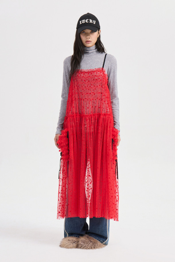 도트 플로킹 슬립 드레스 (레드)는 여성스러운 매력을 극대화하는 슬립 원피스입니다. 얇은 두께감과 루즈핏으로 편안한 착용감을 선사하며, 봄, 여름 시즌에 적합합니다. 셔링, 프릴 디테일과 벨벳 테이프 장식, 플레어 치마 라인이 페미닌한 무드를 더합니다. 스트랩 넥 라인과 민소매 디자인으로 시원함을 강조하며, 데이트룩, 휴가룩, 모임룩 등 다양한 TPO에 로맨틱하고 클래식한 스타일을 연출할 수 있습니다. 여유로운 실루엣과 도트 패턴이 세련된 느낌을 주는 이 원피스로 당신만의 스타일을 완성해 보세요.
