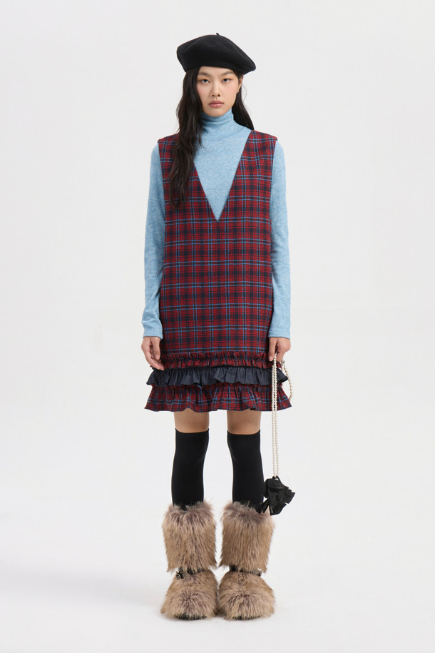 레드 컬러 블록 체크 미니 드레스는 가을과 겨울에 어울리는 여성용 원피스입니다. 데님 소재로 제작되어 부드러운 촉감을 선사하며, 레귤러 핏으로 편안하게 착용 가능합니다. 앞뒤 V넥 디자인과 레이어드, 프릴, 레터링 테이프 디테일이 돋보이며, 긴 소매 기장으로 따뜻함을 더했습니다. 캐주얼한 스타일로 데이트룩이나 모임룩에 적합하며, 다양한 상의와 레이어드하여 개성 있는 스타일을 연출할 수 있습니다. 마찰에 의해 필링이 발생할 수 있으니 주의하여 착용하십시오.
