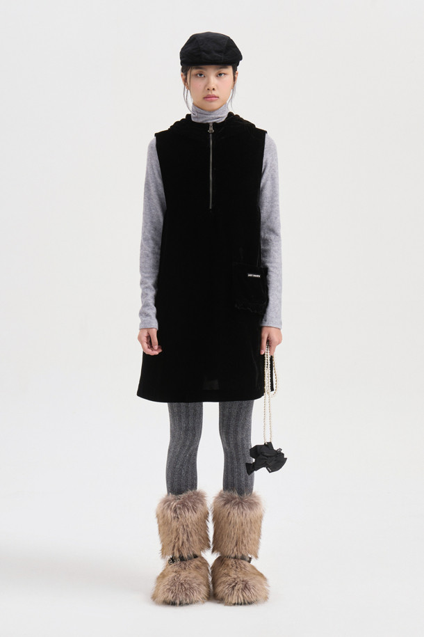 벨벳 후드 미니 원피스 (블랙)는 가을과 겨울, 데이트룩과 연말 모임룩에 어울리는 여성용 미니 원피스입니다. 부드러운 벨벳 소재로 제작되어 따뜻하고 포근한 착용감을 선사하며, A라인 핏으로 편안하면서도 여성스러운 실루엣을 연출합니다. 캐주얼, 스트리트, 미니멀 스타일 모두 소화 가능하며, 후드, 포켓, 러플 디테일과 와펜 장식, 하프 지퍼 여밈으로 포인트를 더했습니다. 민소매 디자인으로 다양한 레이어드 스타일링이 가능하여 활용도가 높습니다.
