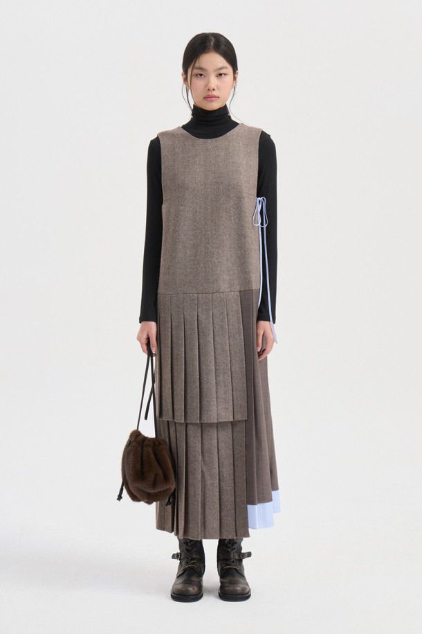 Mix 슬리브리스 롱 드레스 (브라운)는 여성 고객을 위한 가을, 겨울용 슬리브리스 원피스입니다. 울 혼방 소재로 제작되어 따뜻한 착용감을 선사하며, 라운드넥에 슬림핏 일자 실루엣으로 클래식하고 유니크한 스타일을 연출합니다. 체크와 헤링본 패턴이 믹스된 디자인에 언밸런스 주름 디테일, 스트라이프 배색 끈, 어깨 매듭 연출, 밑단 스트라이프 배색 주름 등 다채로운 특징을 더했습니다. 안감은 로고 패턴으로, 지퍼 여밈 방식으로 제작되었으며, 모임룩, 데이트룩, 연말 모임룩에 미니멀하고 시크하게 스타일링하기 좋습니다.
