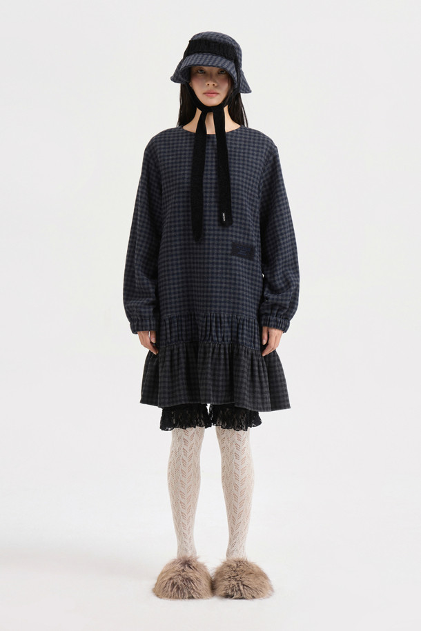 **[Atelier] 컬러드 체크 미니 드레스**는 울 50% 함유된 두꺼운 소재로 제작되어 가을, 겨울에 따뜻하게 착용할 수 있는 여성용 원피스입니다. 클래식하고 유니크한 무드의 멀티 컬러 체크 패턴이 돋보이며, A라인 핏과 미니 기장으로 걸리시한 스타일을 연출합니다. 뒤 중심 지퍼와 아틀리에 자수 장식, 가죽 슬라이더 디테일이 돋보이며, 데이트룩, 모임룩, 겨울 데일리룩 등 다양한 TPO에 활용 가능합니다. 필링(보풀)에 주의하여 관리하면 오랫동안 클래식하고 미니멀한 스타일을 즐길 수 있습니다.
