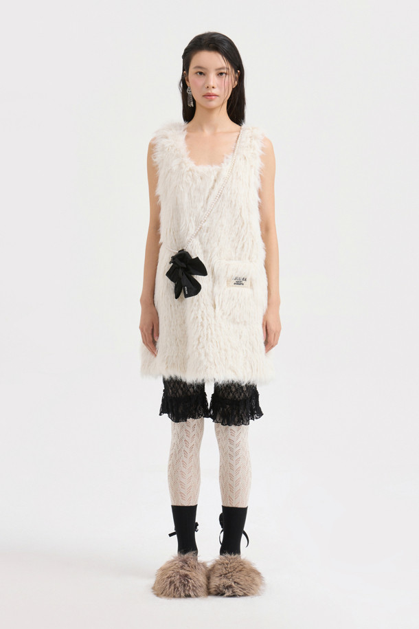 [Atelier] 페이크 퍼 미니 드레스 (ivory)는 여성용으로, 가을과 겨울에 따뜻하고 포근하게 입을 수 있는 캐주얼하고 유니크한 스타일의 원피스입니다. 톤 다운된 아이보리 컬러의 페이크 퍼 소재로 제작되어 부드러운 촉감을 선사하며, A라인 핏과 미니 기장으로 사랑스러운 실루엣을 연출합니다. 라운드넥 디자인에 앞 포켓 아틀리에 자수 장식과 뒷판 아틀리에 로고 테이프 리본, 레이스 디테일이 더해져 고급스러움을 더합니다. 기본 티셔츠와 함께 매치하여 겨울 데일리룩, 데이트룩, 모임룩 등 다양한 TPO에 맞춰 캐주얼, 클래식, 미니멀한 스타일을 연출해보세요.
