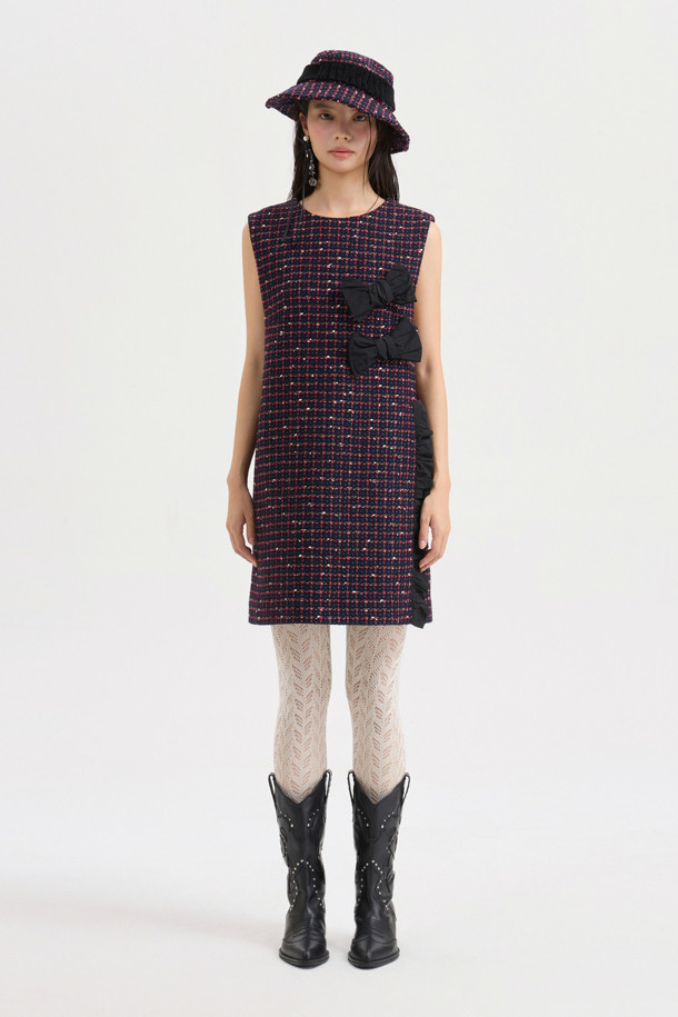 **[Atelier] 리본 포인트 미니 드레스 (navy)**는 가을, 겨울 시즌 엘레강스한 스타일을 연출하는 여성 의류입니다. 울 블렌디드 트위드 소재의 네이비 컬러 체크 패턴으로, 슬림핏 일자핏의 미니 기장 치마 타입입니다. 라운드넥 민소매 디자인이며, 리본 장식과 셔링 디테일, 옆 지퍼로 포인트를 더했습니다. 데이트룩, 모임룩, 연말 모임룩 등 특별한 날, 클래식, 미니멀, 걸리시한 무드로 연출하기 좋습니다. 올뜯김 및 마찰에 주의하여 착용하십시오.
