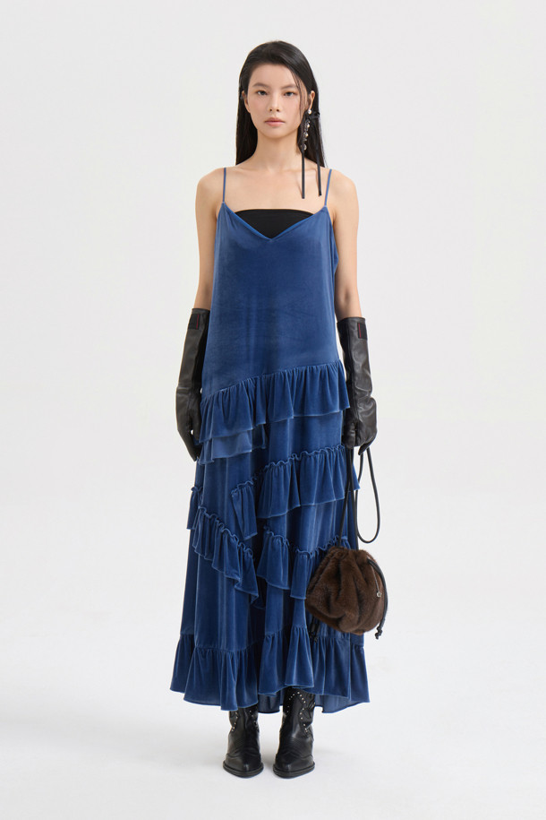 [Atelier] 벨벳 슬립 롱 드레스는 부드러운 벨벳 소재로 제작되어 은은한 광택과 고급스러운 분위기를 자아냅니다. 스퀘어넥과 A라인 실루엣, 루즈핏으로 편안하면서도 우아한 스타일을 연출하며, 민소매 디자인과 얇은 두께감으로 가을, 겨울 시즌 레이어드 룩에도 활용하기 좋습니다. 비대칭 절개선과 프릴 디테일, 사이드 트임이 돋보이며, 어깨끈 길이 조절이 가능하여 체형에 맞게 핏을 조절할 수 있습니다. 데이트룩, 연말 모임룩 등 특별한 날, 클래식하면서도 로맨틱한 무드를 더해줄 아이템입니다. 아틀리에 레터링 테이프로 섬세함을 더했습니다.
