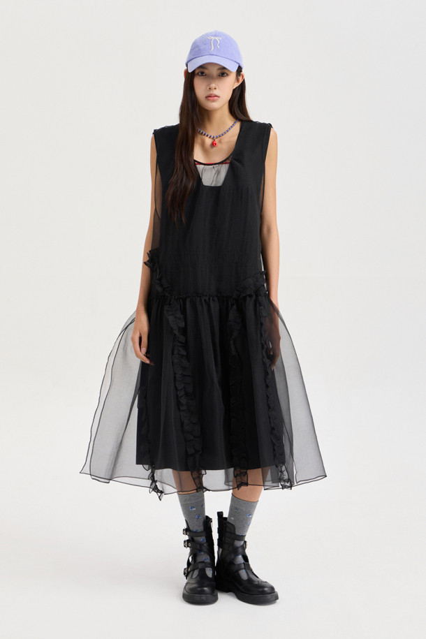 블랙 색상의 Sleeveless Layering Frill Dress (슬리브리스 레이어링 프릴 드레스)입니다. 얇은 두께감의 오간자 소재로 제작되어 봄, 여름 시즌에 시원하게 착용하기 좋습니다. 캐주얼하고 유니크한 무드를 연출하며, 비대칭 셔링 디테일과 레이어드 스타일의 프릴 치마가 특징입니다. 뒤 테이프 장식으로 포인트를 더했으며, 루즈핏으로 편안한 착용감을 선사합니다. 데이트룩, 카페룩, 여행룩 등 다양한 TPO에 맞춰 스타일리시하게 연출할 수 있습니다. 미니멀, 로맨틱, 캐주얼 스타일을 즐겨 입는 여성분들께 추천합니다.
