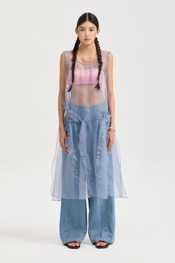 슬리브리스 레이어링 프릴 드레스 (grey)는 오간자 소재의 여성용 민소매 원피스입니다. 비대칭 셔링 디테일과 뒤 테이프 장식이 유니크한 스타일을 연출하며, 얇고 비침이 있는 레이어드 스타일로 시원하게 착용할 수 있습니다. 라운드 넥 디자인에 루즈핏으로 편안함을 더했으며, 봄, 여름 시즌 데이트룩, 카페룩, 여행룩 등 다양한 TPO에 활용하기 좋습니다. 미니멀, 로맨틱, 시크한 무드를 동시에 즐길 수 있는 아이템입니다.
