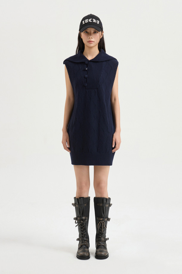 베스트  knit 드레스 (dark navy)는 부드러운 울, 나일론, 캐시미어 혼방 소재로 제작되어 포근한 착용감을 선사합니다. 톤 다운된 다크 네이비 컬러와 아가일 패턴이 클래식하면서도 캐주얼한 무드를 자아냅니다. 민소매 디자인에 하이넥 베스트 연출이 가능하며, 레이어드 스타일링으로 다양한 분위기를 연출할 수 있습니다. 넉넉한 루즈핏으로 편안하며, 세일러 카라 디테일이 사랑스러운 포인트를 더합니다. 속주머니가 있어 실용적이며, 가을, 겨울철 데일리룩, 모임룩, 카페룩 등 폭넓게 활용하기 좋습니다.
