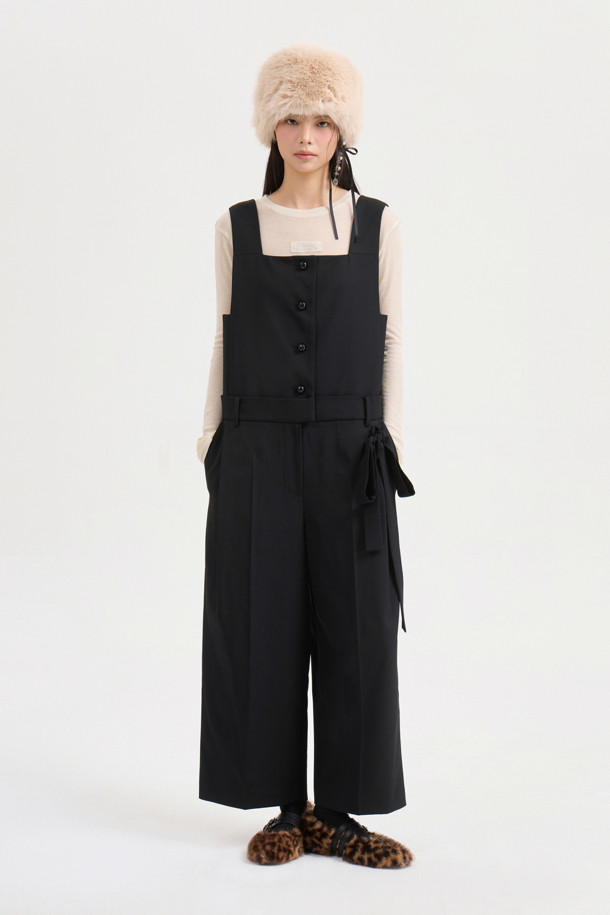 [Atelier] 리본 포인트 점프수트 (블랙)는 가을, 겨울 시즌을 위한 여성 점프수트로, 클래식하면서도 유니크한 스타일을 연출합니다. 부드러운 울 블렌드 소재에 스트레이트 핏으로 편안한 착용감을 선사하며, 스퀘어넥 디자인과 민소매 기장으로 세련된 실루엣을 완성합니다. 앞 중심 버튼 여밈과 허리 리본 매듭, 뒤 포켓 레터링 자수 디테일이 돋보이며, 레이어드하여 다양한 스타일링이 가능합니다. 데이트룩, 모임룩, 겨울 데일리룩 등 다채로운 TPO에 맞춰 클래식, 미니멀, 시크한 무드를 연출해보세요.
