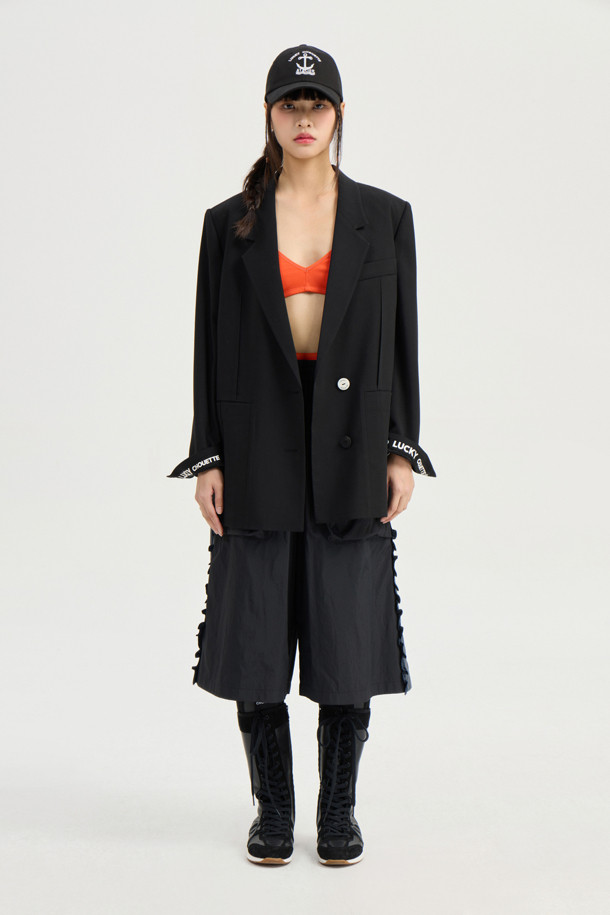 [Re-Order] Pintuck Pocket Single Jacket(black)는 모던하고 클래식한 스타일의 싱글 자켓입니다. TR 소재로 제작되어 얇은 두께감으로 여름에도 시원하게 착용 가능하며, 블랙 컬러에 일자핏으로 어떤 옷에도 잘 어울립니다. 어깨 패드, 빅 아웃포켓, 다트 스티치 디테일, 뒤 중심 슬릿, 제천 벨트, LUCKY 로고 패턴 안감 등 섬세한 디테일이 돋보이는 제품입니다.
