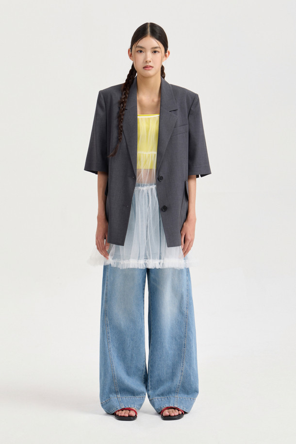 [Re-Order] Poly Single Half Sleeve Jacket (melange grey)는 린넨 소재로 고급스러운 촉감을 선사하며, 멜란지 그레이 컬러가 세련된 느낌을 더하는 여성 자켓입니다. 봄, 여름 시즌에 어울리는 스탠다드핏의 반소매 자켓으로, 일상과 세미포멀 스타일 모두 소화 가능하며, 클래식하면서도 유니크한 무드를 연출합니다. 빅 사이즈 아웃포켓과 테이프 디테일이 특징이며, 원피스 또는 스커트와 매치하면 더욱 멋스럽게 연출할 수 있습니다.
