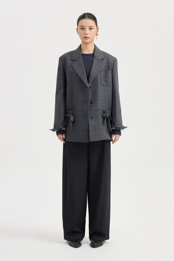 리본 디테일 체크 싱글 재킷 (다크 그레이)은 가을, 겨울 시즌에 어울리는 여성용 아우터입니다. 클래식과 캐주얼 스타일을 모두 소화할 수 있으며, 출근룩, 겨울 데일리룩, 모임룩 등 다양한 TPO에 적합합니다. 울 소재로 제작되어 두꺼운 두께감을 자랑하며, 체크 패턴이 돋보이는 박시핏 싱글 버튼 재킷입니다. 행운을 뜻하는 LUCKY 로고 패턴 안감과 스트라이프 소매 안감, 레터링 테이프 턴업 디테일이 더해져 포인트를 더합니다. 다크 그레이 컬러로 어떤 옷에도 쉽게 매치하여 미니멀한 스타일을 연출할 수 있습니다.
