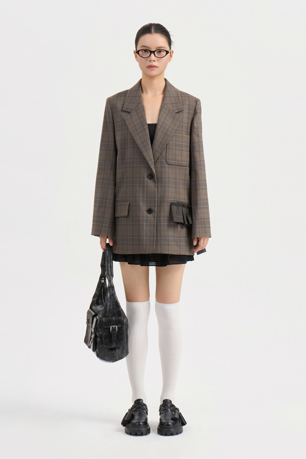 프릴 디테일 체크 싱글 재킷은 브라운과 그레이 컬러의 울블렌드 및 소모 소재로 제작된 여성용 싱글 재킷입니다. 봄, 가을에 착용하기 좋으며, 클래식하고 유니크한 스타일을 연출합니다. 박시핏 크롭 기장으로 세련된 실루엣을 선사하며, 테일러드 코트 타입에 싱글 버튼 여밈 방식입니다. 오피스룩, 모임룩, 데이트룩에 제격이며, 미니멀, 시크한 스타일을 즐기는 분들께 추천합니다.
