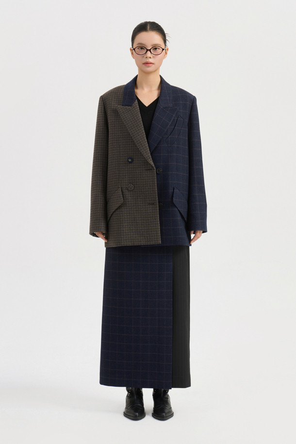 체크 믹스 테일러드 재킷 (브라운)은 시크하고 클래식한 스타일을 연출하는 테일러드 재킷입니다. 브라운 컬러와 윈도우 체크 패턴이 특징이며, 일상, 오피스룩, 비즈니스 캐주얼, 모임룩 등 다양한 TPO에 활용하기 좋습니다. 싱글 버튼 여밈과 일자핏으로 깔끔한 실루엣을 제공하며, 긴 소매 기장과 언발란스 믹스 단추, 가슴 포켓 디테일이 돋보입니다. 안감에는 럭키 로고 패턴이 적용되어 유니크함을 더했습니다.
