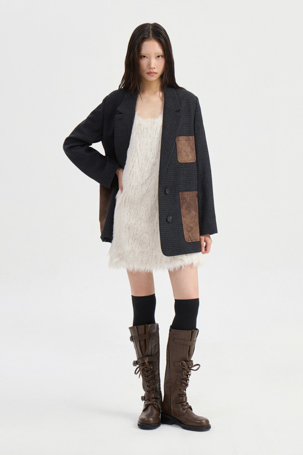 세련된 분위기를 연출하는 스웨이드 포켓 체크 싱글 재킷 (grey)입니다. 여성 고객을 위해 디자인되었으며, 가을과 겨울에 따뜻하게 착용할 수 있습니다. 모던하고 클래식한 스타일을 동시에 만족시키는 체크 패턴과 슬림핏 디자인이 특징입니다. 부드러운 스웨이드와 울 소재, 소뿔 단추, 럭키 로고 안감 디테일로 고급스러움을 더했습니다. 오피스룩, 출근룩, 모임룩 등 다양한 TPO에 활용 가능하며, 클래식, 미니멀, 시크한 스타일을 연출하기 좋습니다.
