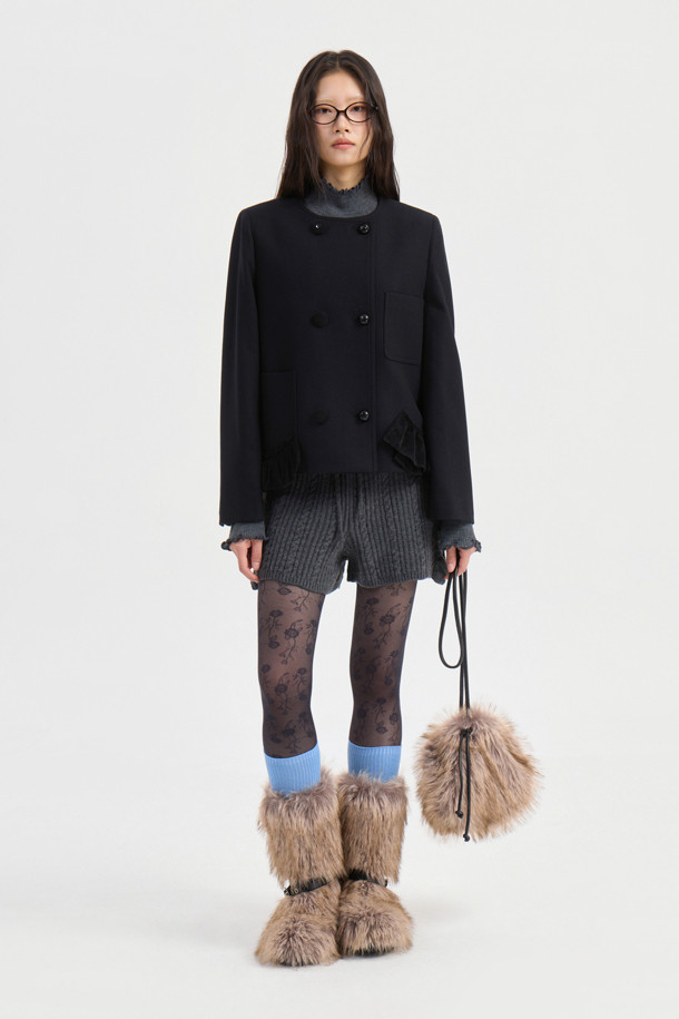 세련된 무드의 라운드 넥 트위드 재킷 (블랙)을 소개합니다. 울과 캐시미어 혼방 소재로 제작되어 부드러운 촉감과 뛰어난 보온성을 자랑하며, 가을과 겨울 시즌에 제격입니다. 클래식하고 엘레강스한 무드를 더하는 체크 패턴과 싱글 버튼 여밈, 루즈핏 디자인이 특징입니다. 금속 단추와 프릴 디테일로 포인트를 주었으며, 럭키 로고 패턴 안감으로 고급스러움을 더했습니다. 오피스룩, 모임룩, 소개팅룩 등 다양한 TPO에 활용 가능하며, 클래식, 미니멀, 시크한 스타일을 연출하기 좋습니다.
