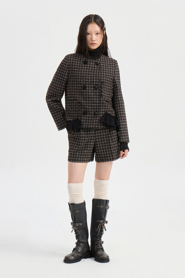 세련된 분위기를 연출하는 라운드넥 트위드 재킷 (멀티 컬러)입니다. 울과 캐시미어 혼방 소재로 제작되어 부드러운 촉감과 두꺼운 두께감으로 따뜻함을 선사합니다. 클래식하고 엘레강스한 무드를 자아내는 체크 패턴과 금속 단추, 프릴 디테일, 비대칭 디자인이 돋보입니다. 넉넉한 루즈핏으로 편안하게 착용 가능하며, LUCKY 로고 패턴 안감이 고급스러움을 더합니다. 봄, 가을 시즌 모임룩, 데이트룩, 오피스룩 등 다양한 TPO에 활용하여 시크하고 미니멀한 스타일을 완성해보세요.
