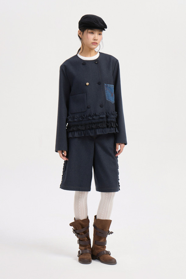 네이비 색상의 No Collar 크롭 더블 재킷입니다. 여성 의류로, 캐주얼, 미니멀, 클래식 스타일을 연출하기 좋습니다. 데이트룩에 잘 어울리며, 봄, 가을에 착용하기 적합합니다. 데님 포켓 디테일과 밑단 프릴 장식이 돋보이며, LUCK 로고 패턴 안감으로 포인트를 더했습니다. 일자핏의 크롭 기장으로, 트렌디한 스타일을 완성해보세요.
