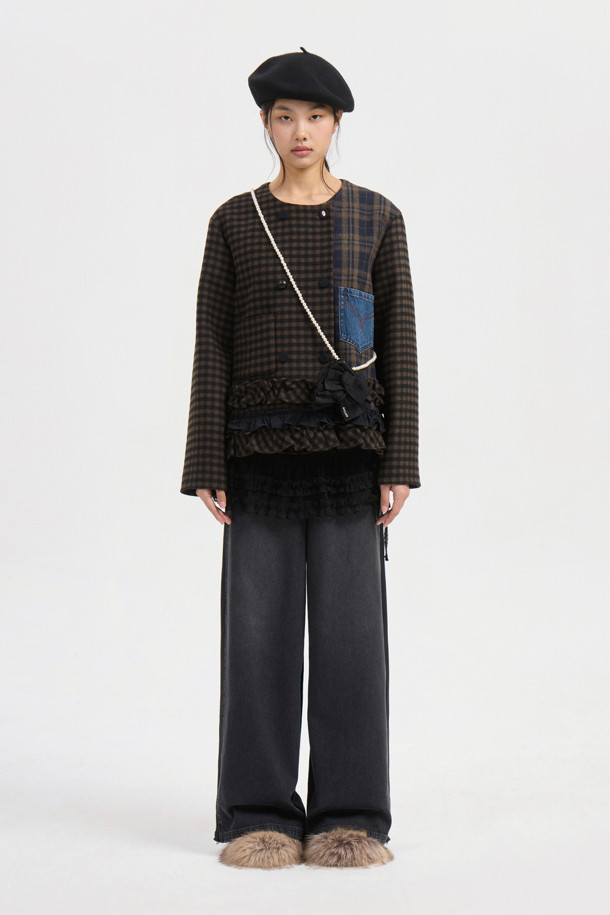 No Collar Crop Double 재킷 (멀티 컬러)는 여성스러운 캐주얼룩을 완성하는 크롭 기장의 데님 자켓입니다. 데이트룩, 모임룩 등 다양한 TPO에 활용 가능하며, 캐주얼과 클래식 스타일을 모두 아우릅니다. 체크 패턴에 데님 포켓 디테일과 밑단 프릴 장식이 여성스러운 무드를 더하고, 일자핏으로 편안하게 착용할 수 있습니다. 안감은 LUCKY 로고 패턴으로 포인트를 주어 소장 가치를 높였습니다. 봄, 가을 시즌에 활용하기 좋은 긴소매 디자인의 멀티 컬러 자켓입니다.
