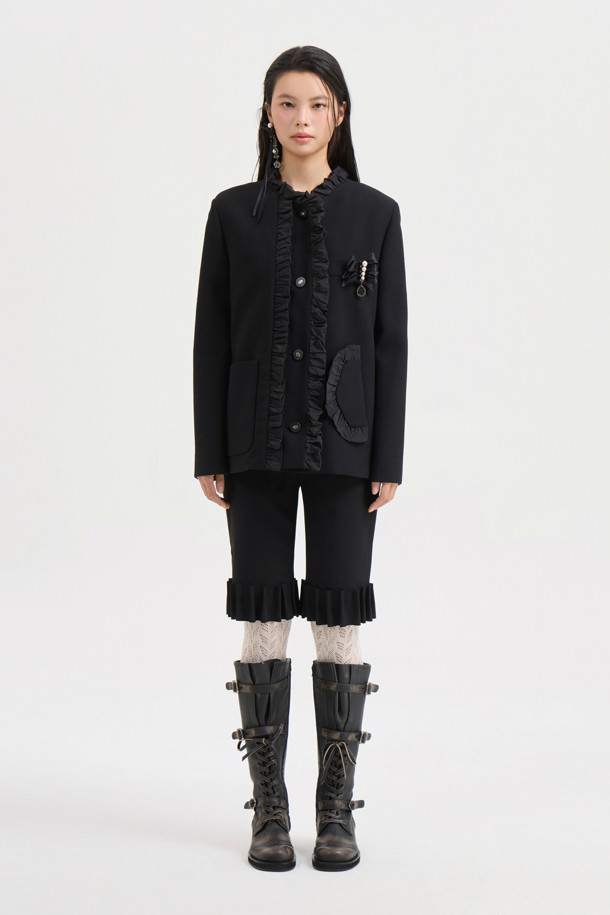 [Atelier] 라운드넥 프릴 트위드 재킷 (블랙)은 가을과 겨울, 당신의 우아함을 돋보이게 해 줄 여성용 아우터입니다. 클래식하고 우아한 스타일을 강조하며, H라인 핏과 톤온톤 블랙 컬러로 시크한 매력을 더합니다. 울 소재에 두꺼운 두께감으로 따뜻함을 선사하며, 라운드넥과 프릴 디테일이 여성스러운 포인트를 더합니다. 어깨 패드, 셔링 디테일, 비대칭 포켓, 로고 패턴 안감, 스트라이프 소매 안감 등 섬세한 디테일이 돋보이는 이 재킷은 오피스룩, 모임룩, 연말 모임룩까지 폭넓게 활용 가능합니다.
