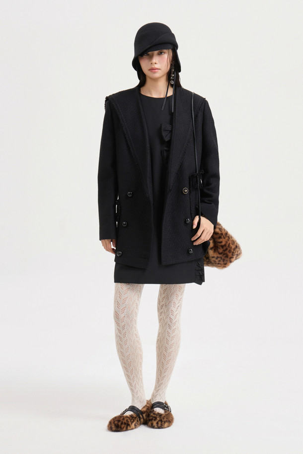 [Atelier] 세일러 트위드 재킷 (블랙)은 클래식과 유니크 스타일을 동시에 느낄 수 있는 여성용 아우터입니다. 봄, 가을에 어울리는 중간 두께감의 트위드 소재로 제작되었으며, 세일러 카라 디자인과 블랙 컬러가 시크한 분위기를 연출합니다. 힙 기장의 레귤러핏 싱글 버튼 자켓으로, 니트 프릴 디테일과 포켓 수술 장식이 돋보입니다. [Atelier] 로고 패턴 안감과 금속 로고 버튼이 고급스러움을 더하며, 데이트룩, 오피스룩, 모임룩 등 다양한 TPO에 활용하기 좋습니다.
