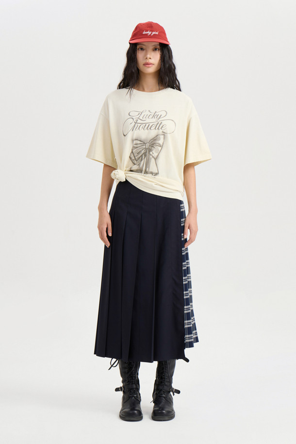 머테리얼 믹스 플리츠 롱 스커트 (멀티 컬러)는 체크와 솔리드 패턴을 믹스하여 캐주얼하면서도 세련된 스타일을 연출합니다. 블랙과 네이비 두 가지 색상으로 출시되어 다양한 상의와 매치하기 용이하며, 겨울철 데일리룩에 활용하기 좋습니다. 옆 지퍼 여밈과 앞 슬릿 디테일이 편안한 착용감과 활동성을 제공합니다. 플리츠 핏의 롱 스커트로 클래식하고 미니멀한 무드를 더해줍니다.
