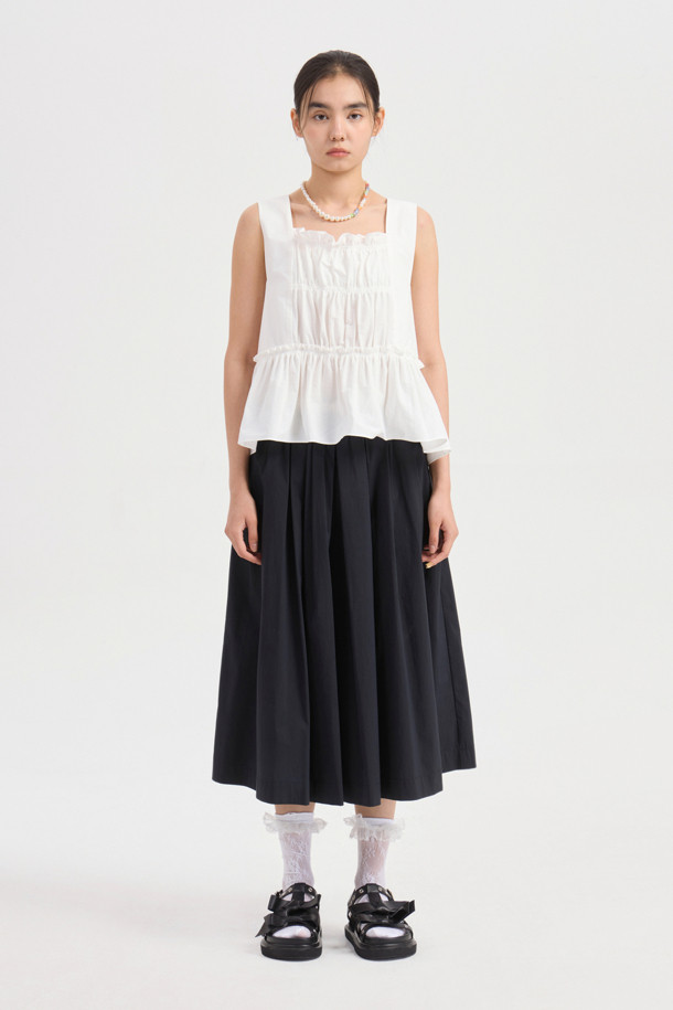 부드러운 면 소재로 제작되어 편안한 착용감을 선사하는 Pleats Banding Long Skirt (다크 네이비)입니다. 허리 밴딩과 A라인 & 플리츠 디자인으로 캐주얼하면서도 베이직한 스타일을 연출하며, 얇은 두께감으로 봄, 여름, 가을 시즌에 활용하기 좋습니다. 바이오 가공 처리와 허리 배색, 로고 테이프 디테일이 돋보이는 여유핏 롱스커트입니다.
