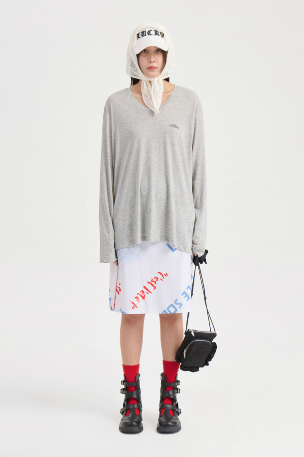화사한 화이트 컬러의 Print Jersey Banding 미디 스커트입니다. 부드러운 저지 소재에 레터링 & 프린트 패턴으로 캐주얼하고 스포티한 무드를 연출합니다. 허리 밴딩과 얇은 두께, H라인 핏으로 편안하면서도 스타일리시하게 봄, 여름, 가을 시즌 데일리룩을 완성해보세요.
