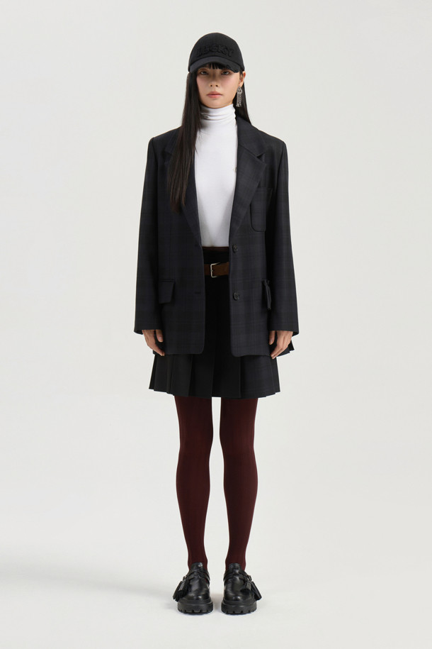 텍스쳐 블록 플리츠 미디 스커트 (블랙)는 가을, 겨울 시즌에 어울리는 여성용 미디 스커트입니다. H라인과 플리츠 디테일이 돋보이는 디자인으로, 클래식하면서도 유니크한 스타일을 연출합니다. 울 혼방 소재에 두꺼운 두께감으로 따뜻하게 착용할 수 있으며, 체크 패턴이 세련된 포인트를 더합니다. 허리 부분 브라운 스웨이드 배색과 옆 라인 지퍼, 벨트고리 디테일이 돋보이며, 로우라이즈 스타일 연출도 가능합니다. 오피스룩, 모임룩, 겨울 데일리룩 등 다양한 TPO에 활용 가능한, 미니멀하고 시크한 매력의 스커트입니다.
