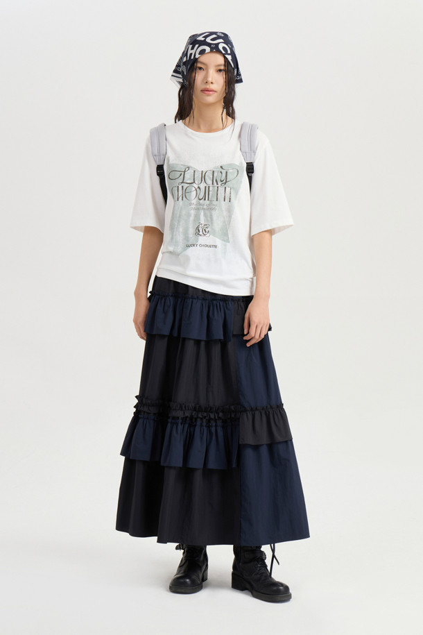 프릴 포인트 밴딩 롱 스커트 (black)는 유니크하면서도 클래식한 무드를 연출하는 여성용 스커트입니다. 얇은 두께감의 나일론 소재로 제작되어 사계절 내내 편안하게 착용 가능하며, A라인 핏으로 여성스러운 실루엣을 선사합니다. 허리 밴딩 디자인과 맥시 기장, 언밸런스 절개라인, 프릴 디테일이 어우러져 캐주얼하면서도 세련된 스타일을 완성합니다. 데이트룩, 카페룩, 여행룩 등 다양한 TPO에 활용할 수 있는 웨어러블 아이템입니다. 미니멀, 클래식, 캐주얼 스타일을 즐겨 입는 분들께 추천합니다.
