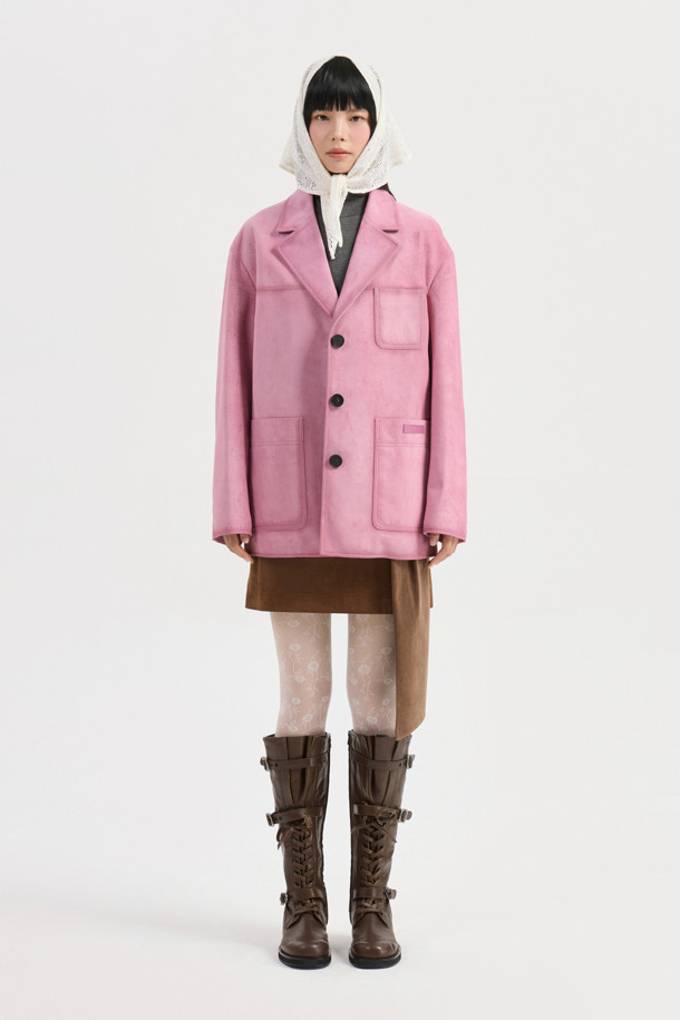 리본 포인트 스웨이드 미니 스커트 (브라운)는 가을, 겨울 시즌에 어울리는 여성용 미니스커트입니다. 부드러운 스웨이드 소재에 H라인 핏으로 클래식하고 유니크한 스타일을 연출합니다. 허리 라인의 벨벳 배색과 리본 디자인, 옆 라인 지퍼 디테일이 돋보입니다. 데이트룩, 겨울 데일리룩, 모임룩 등 다양한 TPO에 활용 가능하며, 오버사이즈 아우터와 매치하면 시크한 스타일을 완성할 수 있습니다.
