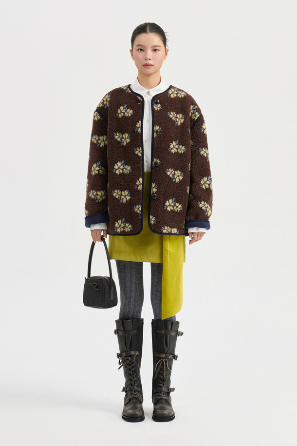 리본 포인트 스웨이드 미니 스커트 (라임)는 부드러운 스웨이드 소재로 제작되어 봄, 가을에 착용하기 좋습니다. H라인 핏과 무지 패턴으로 클래식하면서도 유니크한 스타일을 연출하며, 데일리룩과 모임룩에 모두 잘 어울립니다. 라임 컬러와 벨벳 배색 포인트가 산뜻함을 더하고, 옆 지퍼 여밈으로 편안하게 착용할 수 있습니다. 오버사이즈 아우터와 코디하여 스타일리시한 룩을 완성해 보세요.
