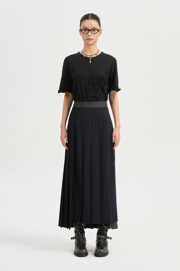 소재 믹스 플리츠 롱 스커트 (블랙)는 유니크하고 캐주얼한 스타일을 연출하는 여성용 스커트입니다. 옆 라인 지퍼와 레터링 테이프로 포인트를 더했으며, 언밸런스 기장과 세 가지 소재 믹스로 독특한 디자인을 완성했습니다. 맥시 기장의 플리츠 스커트로, 데이트룩, 쇼핑룩, 캐주얼, 미니멀, 시크 등 다양한 스타일을 소화할 수 있습니다. 사계절 내내 활용 가능한 블랙 컬러의 롱 스커트로, 매력적인 룩을 연출해 보세요.
