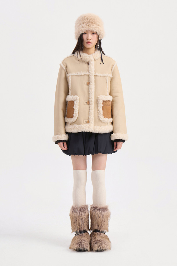 볼륨 패딩 미니 스커트(블랙)는 여성들을 위한 캐주얼 스타일의 겨울철 필수 아이템입니다. 톡톡한 두께감과 부드러운 촉감의 나일론, 스판덱스 혼방 소재로 제작되어 편안한 착용감을 선사합니다. A라인 핏과 볼륨감 있는 실루엣이 다리 라인을 더욱 돋보이게 하며, 허리 밴딩과 아웃포켓, 자수 디테일로 포인트를 더했습니다. 데이트룩, 모임룩, 미니멀, 클래식 등 다양한 스타일 연출이 가능하며 옆 라인 지퍼로 편안하게 착용할 수 있습니다. 무지 디자인의 블랙 컬러로 어떤 상의와도 쉽게 매치하여 스타일리시한 룩을 완성해 보세요.
