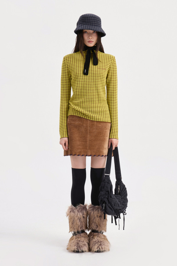 헤임 자수 벨벳 미니 스커트(브라운)는 부드러운 벨벳 소재, H라인 핏으로 클래식한 무드를 연출합니다. 밑단 자수 디테일이 돋보이며, 가을, 겨울 시즌에 어울리는 두꺼운 두께감으로 따뜻하게 착용할 수 있습니다. 뒷면 지퍼 클로징으로 편안하게 착용 가능하며, 데이트룩, 모임룩, 연말 모임룩 등 다양한 TPO에 활용 가능합니다. 미니멀, 시크 스타일에 매치하여 세련된 스타일을 완성해 보세요. 브라운 컬러로 어떤 상의와도 쉽게 어울립니다.
