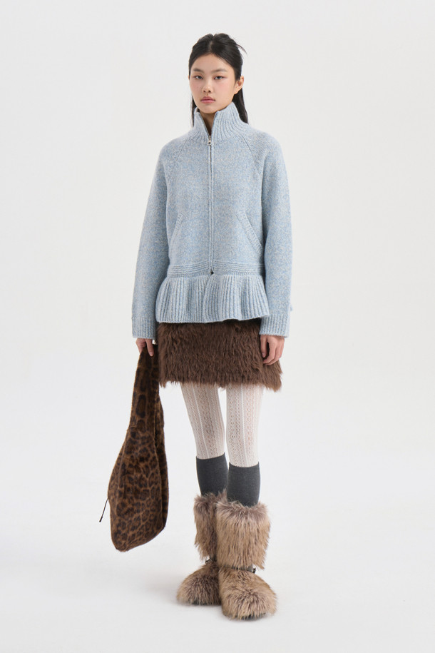 멜란지 그레이 컬러의 페이크 퍼 미니 스커트입니다. 울 혼방 소재의 부드러운 촉감과 두꺼운 두께감으로 가을, 겨울철 따뜻하게 착용할 수 있습니다. 캐주얼, 클래식, 미니멀 스타일 모두 소화 가능하며, A라인 핏과 세미 A라인 핏으로 여성스러운 실루엣을 연출합니다. 페이크 퍼 배색 디테일과 뒤 중심 지퍼 디테일이 돋보이며, 모임룩으로 활용하기 좋습니다. 트윌 조직과 뒤판 개발 텍션지를 사용하여 제작되었으며, 필링에 유의하여 관리해야 합니다.
