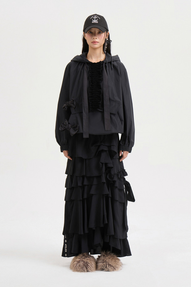 [Atelier] 프릴 포인트 롱 스커트 (블랙)는 여성 고객을 위한 클래식하고 유니크한 스타일의 롱 스커트입니다. 부드러운 레이온 소재로 제작되어 사계절 내내 편안하게 착용할 수 있으며, 세미 A라인 핏으로 여성스러운 실루엣을 연출합니다. 밑단 트임과 리본, 프릴 디테일이 돋보이며, 옆 지퍼로 간편하게 착용할 수 있습니다. 데이트룩, 카페룩, 모임룩 등 다양한 TPO에 활용 가능하며, 미니멀, 시크 스타일을 선호하는 분들께 추천합니다. 활동성이 좋아 편안하게 움직일 수 있으며, 다양한 상의와 매치하여 폭넓은 스타일을 연출할 수 있습니다.
