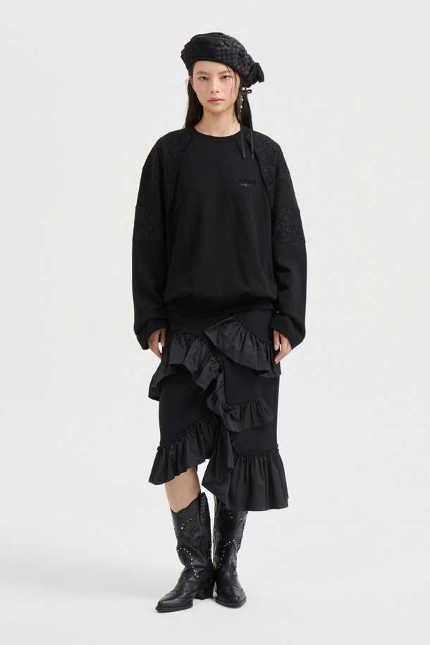 [Atelier] 프릴 포인트 미디 스커트 (블랙)는 울 소재로 제작되어 부드러운 촉감과 따뜻함을 선사합니다. H라인의 슬림핏으로 클래식하면서도 우아한 스타일을 연출하며, 두꺼운 두께감으로 가을, 겨울 시즌에 적합합니다. 언밸런스 프릴과 아웃포켓 디테일이 돋보이며, 뒷중심 지퍼로 간편하게 착용할 수 있습니다. 무지 디자인에 프릴 덧장 디테일이 더해져 세련된 포인트를 더하며, 오피스룩, 모임룩, 겨울 데일리룩 등 다양한 TPO에 활용 가능합니다. 미니멀하고 시크한 스타일을 즐기는 여성분들께 추천합니다.
