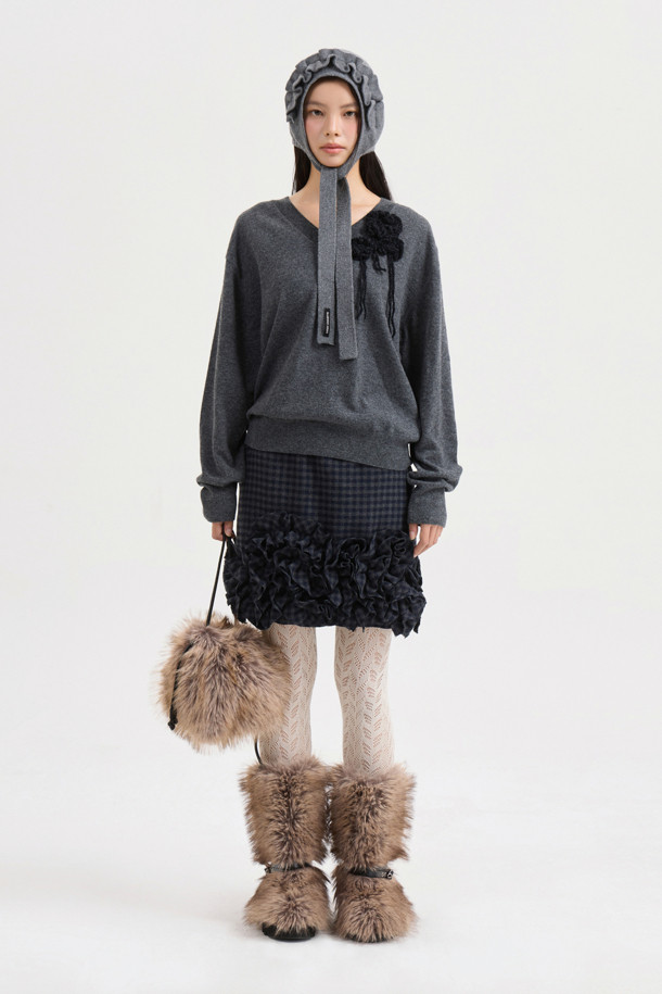 [Atelier] 프릴 포인트 체크 밴딩 미니 스커트 (멀티 컬러)는 가을, 겨울 시즌에 유니크하고 스타일리시한 룩을 연출해 줍니다. 울 50% 함유로 보온성을 높였으며, 허리 밴딩과 슬림핏으로 편안한 착용감을 선사합니다. 언밸런스한 프릴 디테일이 돋보이는 H라인 미니스커트로 데이트룩, 모임룩, 겨울 데일리룩에 적합합니다. 클래식, 시크, 미니멀 스타일을 즐기는 여성분들께 추천합니다. 체크 패턴과 두꺼운 두께감으로 세련된 분위기를 더했습니다.
