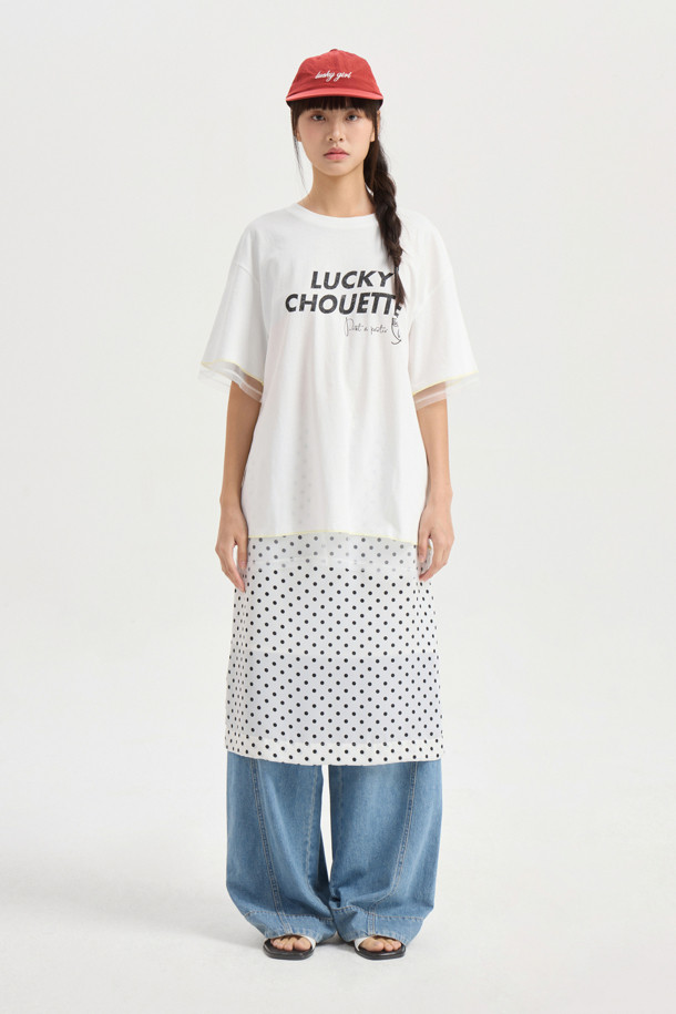 도트 밴딩 미디 스커트 (아이보리)는 여성스러운 무드와 캐주얼함을 동시에 연출할 수 있는 미디 스커트입니다. 부드러운 촉감의 폴리에스터, 사틴 혼방 소재로 제작되어 편안한 착용감을 선사하며, 은은한 광택감이 고급스러운 분위기를 더합니다. 허리 스트링 디테일과 허리 중심 레터링 테이프로 포인트를 주어, H라인 핏으로 다리가 길어 보이는 효과를 줍니다. 일상, 데이트룩, 카페룩, 쇼핑룩 등 다양한 TPO에 활용 가능하며, 캐주얼, 클래식, 로맨틱 스타일을 모두 소화할 수 있습니다. 무릎 아래 기장의 아이보리 컬러 도트 패턴 스커트로, 봄, 여름 계절에 산뜻하게 즐길 수 있습니다.
