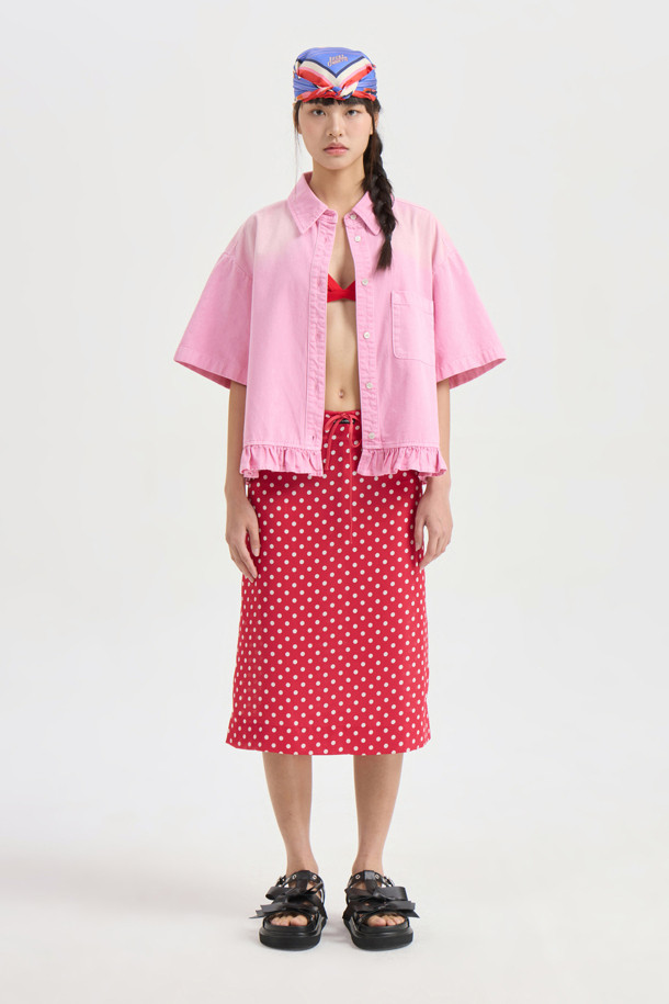 레드 컬러의 도트 패턴이 돋보이는 Dot Banding(도트 밴딩) 미디 스커트입니다. 허리 스트링과 허리 레터링 테이프 디테일로 포인트를 더했으며, 무릎 아래로 내려오는 미디 기장으로 여성스러운 실루엣을 연출합니다. 봄, 여름 시즌 데일리룩으로 활용하기 좋으며, 캐주얼, 미니멀, 로맨틱 스타일을 모두 소화할 수 있습니다. 데이트룩이나 쇼핑룩으로도 추천하며, H라인 핏과 레귤러핏으로 편안하게 착용 가능합니다. 폴리에스테르 소재로 제작되어 관리가 용이합니다.
