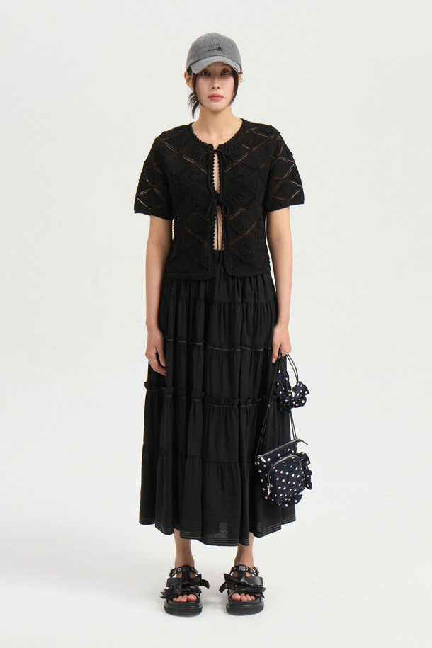 셔링 백 밴딩 롱 스커트 (블랙)는 캐주얼하고 베이직한 스타일의 여성 롱 스커트입니다. 봄, 여름, 가을 계절에 적합하며, 일상적인 착용에 용이합니다. A라인 핏으로 편안하며, 뒷면 밴딩과 옆 지퍼 디테일이 특징입니다. 셔링 디테일과 배색 스티치로 포인트를 더해 동네 마실룩이나 산책룩에 활용하기 좋습니다. 미니멀, 클래식 스타일을 선호하는 분들께 추천합니다.
