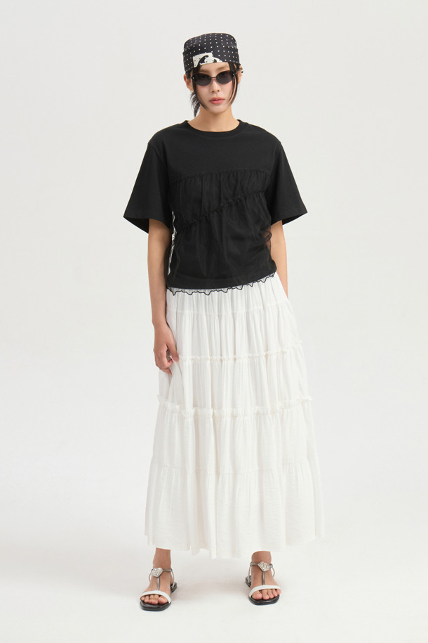 [Re-Order] 셔링 백 밴딩 롱 스커트 (dark ivory)는 베이직하고 캐주얼한 스타일의 여성 롱 스커트입니다. 톤다운된 아이보리 컬러(dark ivory)로 어떤 상의와도 잘 어울리며, 봄, 여름, 가을 계절에 착용하기 좋습니다. A라인 핏에 셔링 디테일과 배색 스티치가 더해져 여성스러운 분위기를 연출합니다. 뒷 밴딩으로 편안한 착용감을 선사하며, 옆 지퍼가 있어 탈착이 용이합니다. 동네 마실룩, 데이트룩, 카페룩 등 다양한 TPO에 맞춰 미니멀하고 클래식한 스타일을 완성해보세요.
