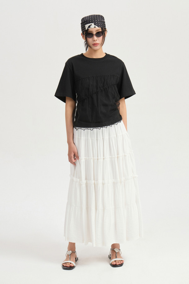 [Re-Order] 셔링 백 밴딩 롱 스커트 (아이보리)는 여성스러운 무드의 롱 스커트입니다. 캐주얼하고 미니멀한 스타일로, 데이트룩과 카페룩에 잘 어울립니다. 아이보리 컬러의 무지 디자인에 A라인 핏으로 편안하게 착용할 수 있으며, 뒷면 밴딩과 옆 지퍼 디테일이 특징입니다. 셔링 디테일과 배색 스티치가 더해져 은은한 포인트를 줍니다. 봄, 여름 시즌에 활용하기 좋은 밴딩 스커트입니다.
